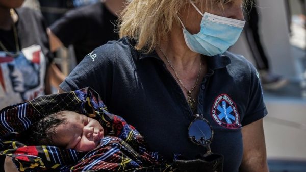 Γυναίκα πρόσφυγας γέννησε